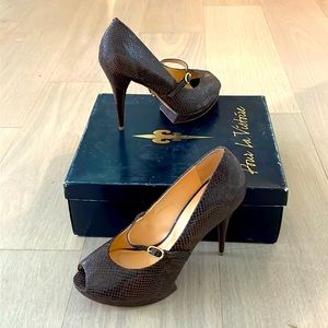 Pour la victoire pump heels. Size 9.5. Dark brown snake leather
